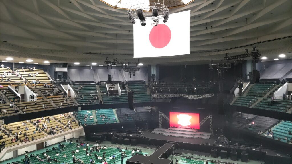 【日本武道館完全ガイド】座席・アクセス・ホテル|九段下駅から徒歩5分!2階席の見え方とコインロッカー事情、神保町エリア攻略 2