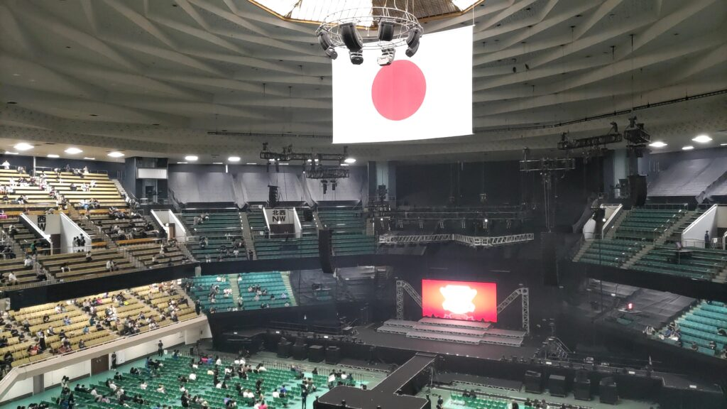 【日本武道館完全ガイド】座席・アクセス・ホテル|九段下駅から徒歩5分!2階席の見え方とコインロッカー事情、神保町エリア攻略 2